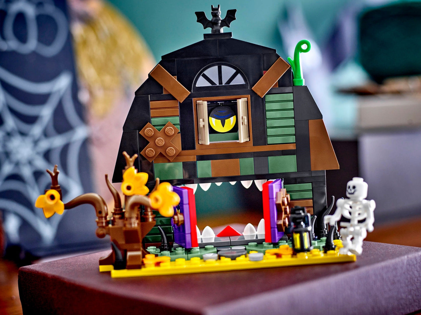 LEGO® 40721: Halloween-dekorert låve