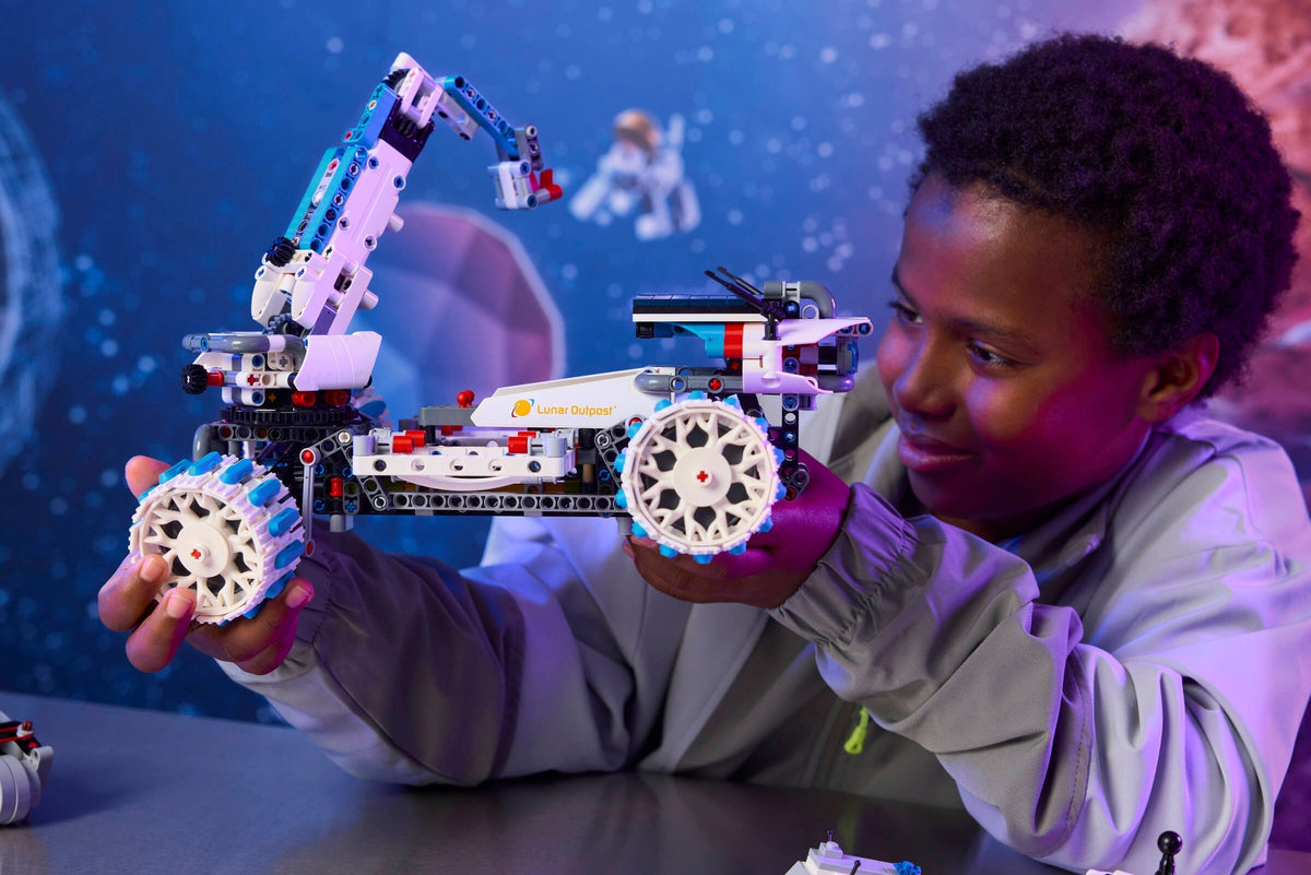 LEGO® Technic™ 42211: Lunar Outpost™ månerover-romkjøretøy