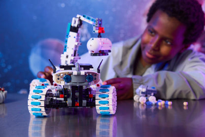 LEGO® Technic™ 42211: Lunar Outpost™ månerover-romkjøretøy