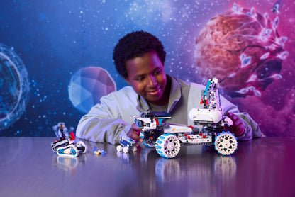 LEGO® Technic™ 42211: Lunar Outpost™ månerover-romkjøretøy