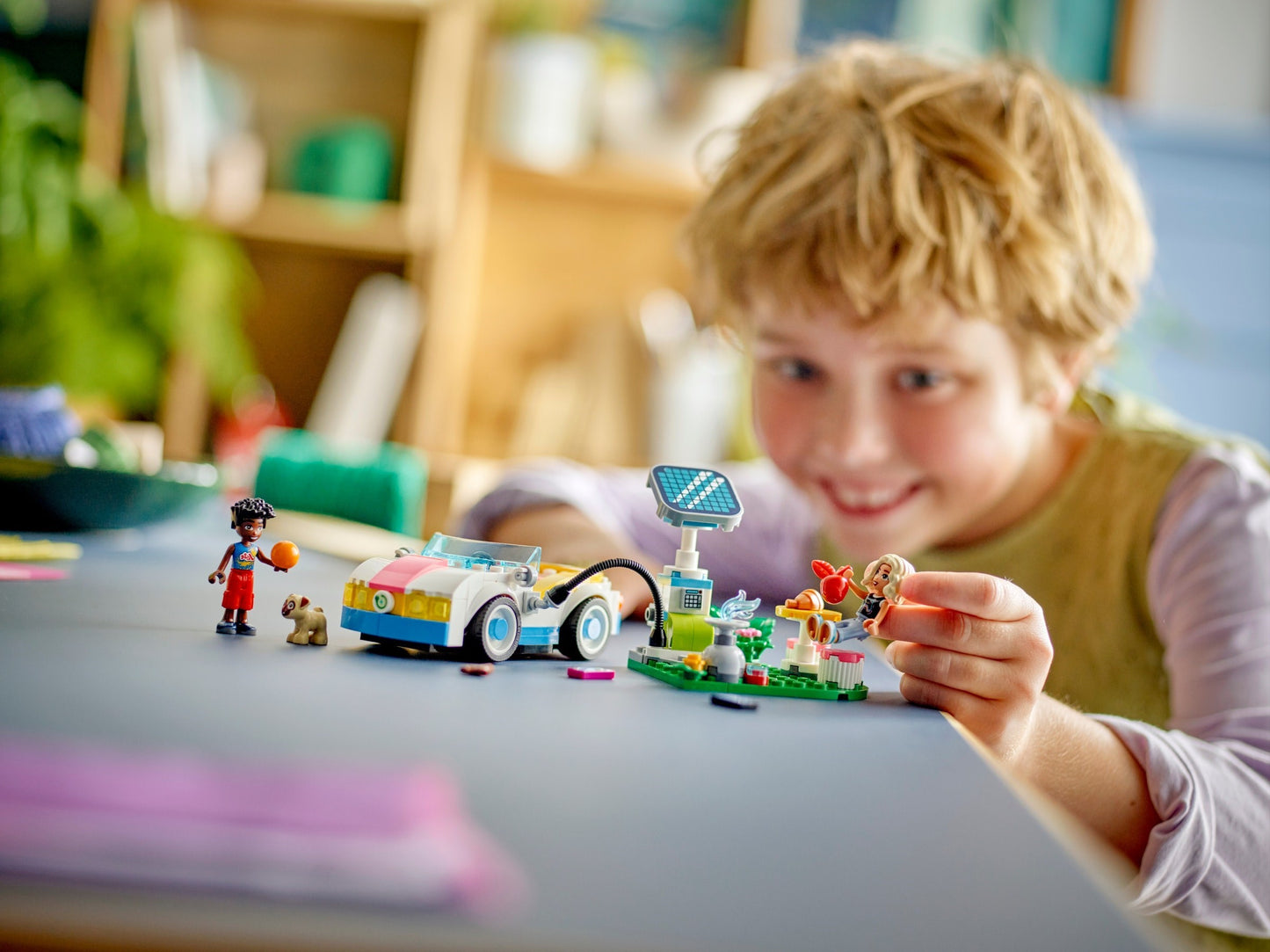 LEGO® Friends™ 42609: Elbil og ladestasjon