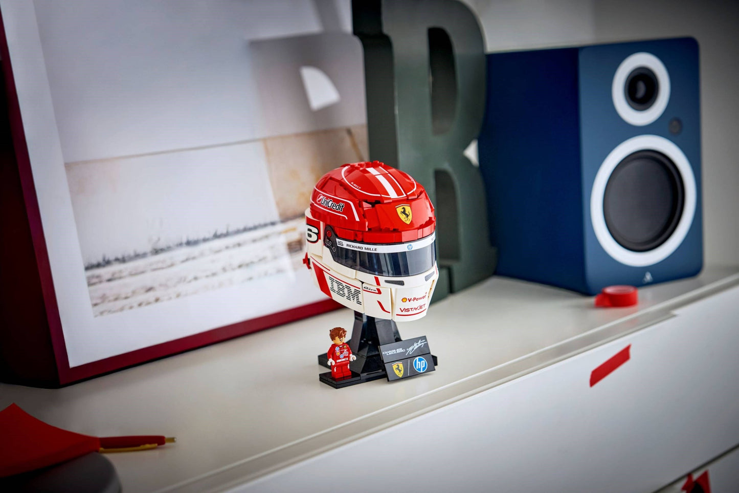 LEGO® Editions™ 43014: Scuderia Ferrari HP Charles Leclerc hjelm