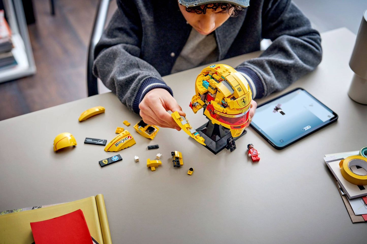LEGO® Editions™ 43022: Scuderia Ferrari HP Lewis Hamilton hjelm