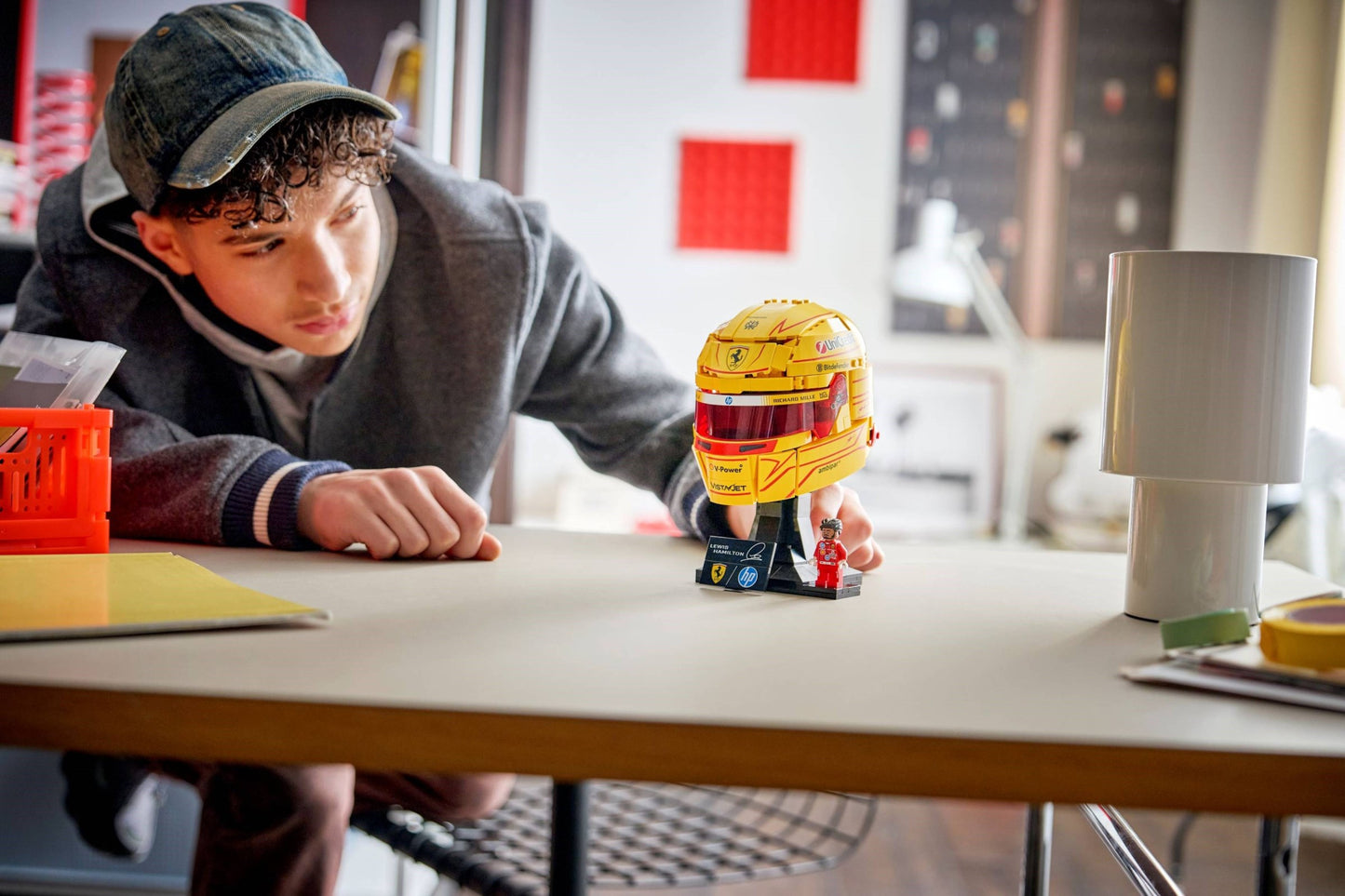 LEGO® Editions™ 43022: Scuderia Ferrari HP Lewis Hamilton hjelm