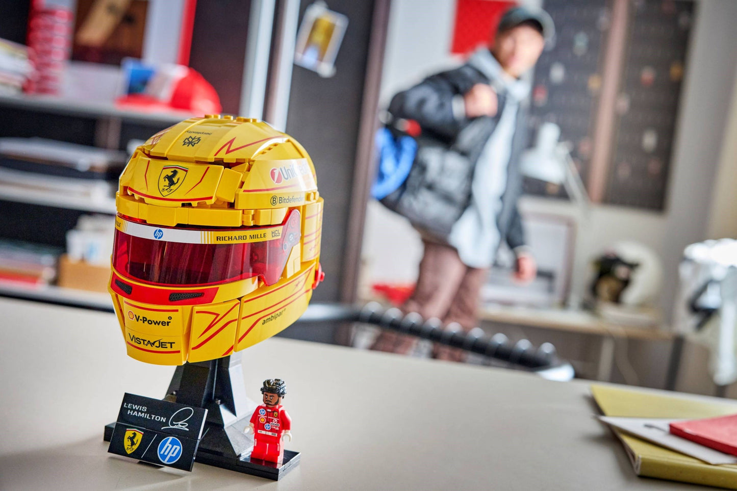 LEGO® Editions™ 43022: Scuderia Ferrari HP Lewis Hamilton hjelm