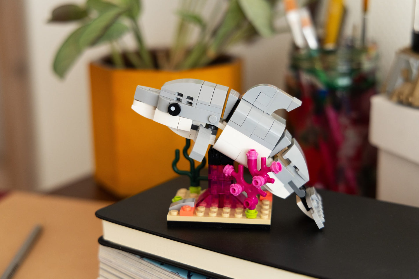 LEGO® 5010075: Sokkel med liten delfin