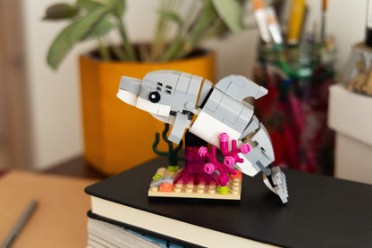 LEGO® 5010075: Sokkel med liten delfin