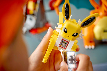LEGO® Pokémon™ 72167: Den ultimate kampen mellom Charizard og Jolteon
