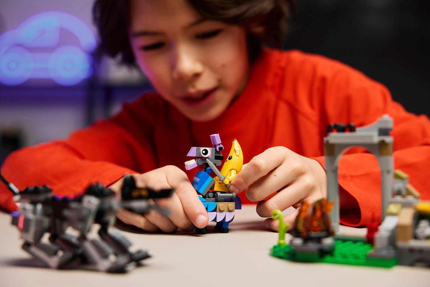 LEGO® Fortnite® 77075: Peely og Sparkplug slår leir på sletten