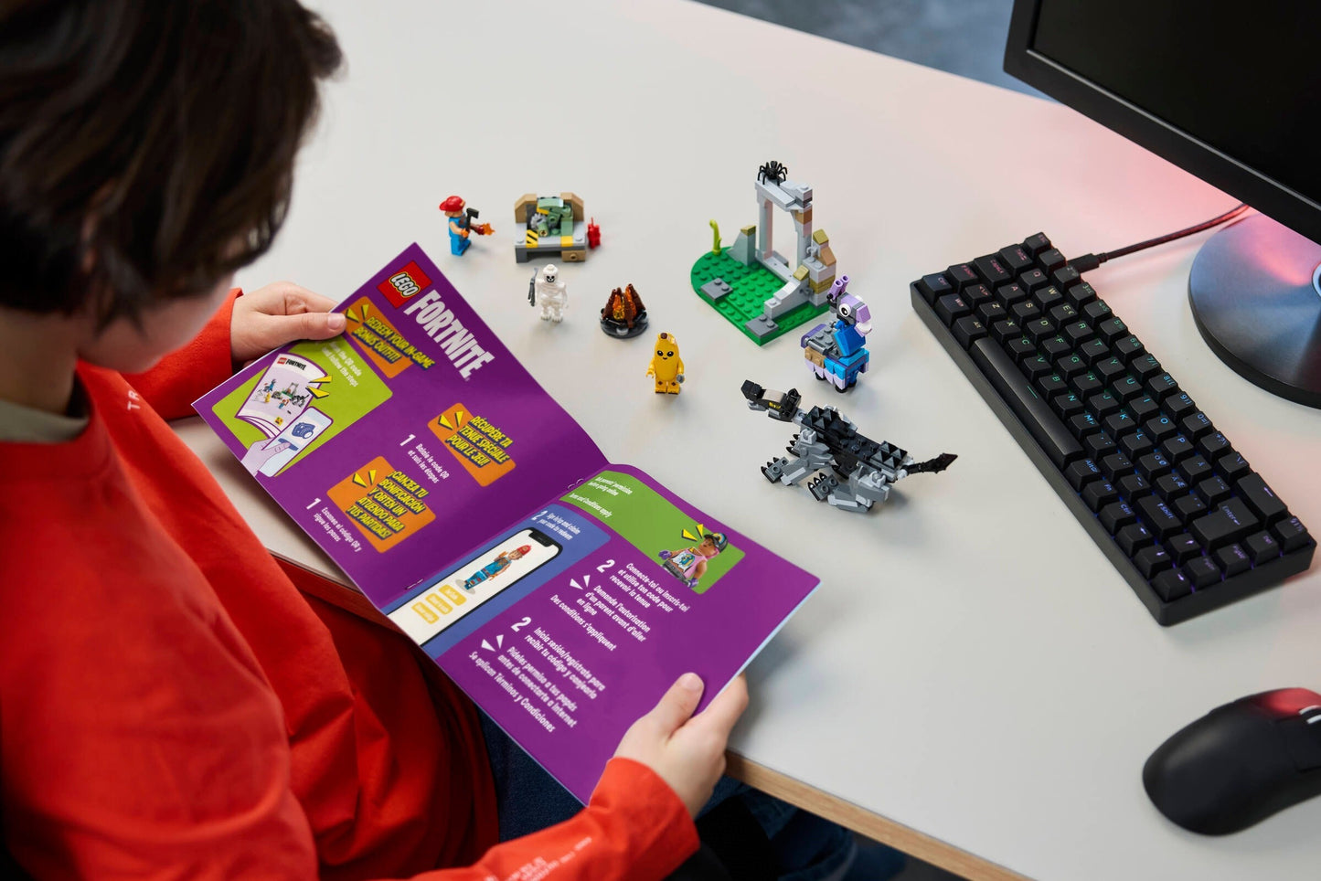 LEGO® Fortnite® 77075: Peely og Sparkplug slår leir på sletten