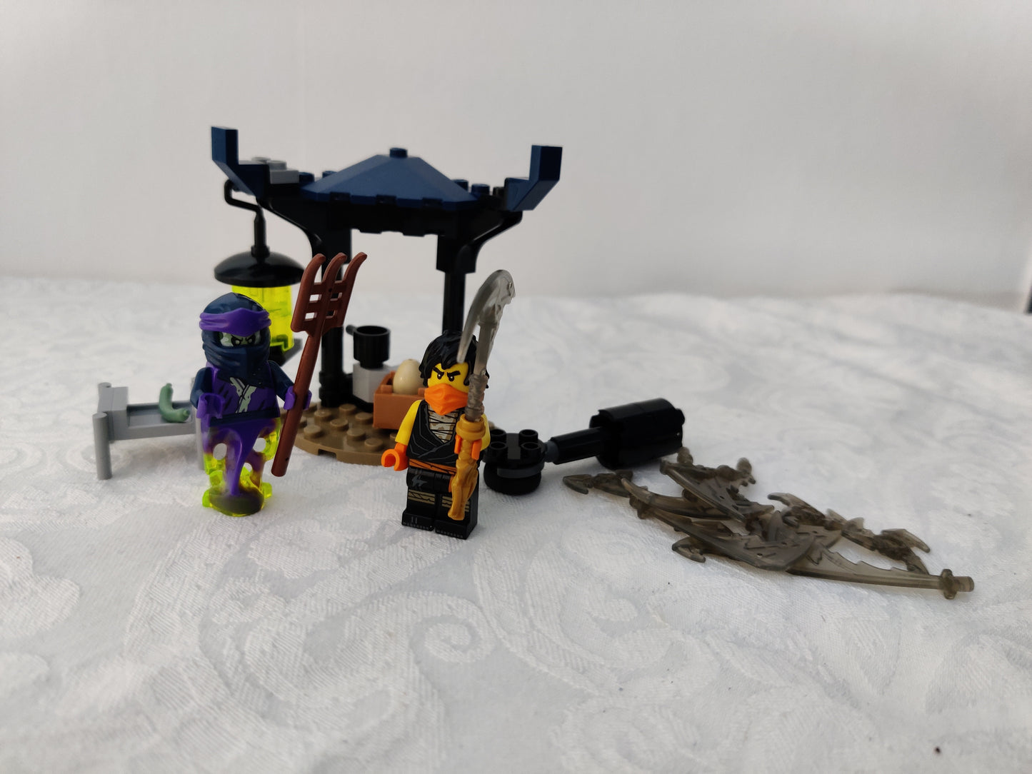 LEGO® NINJAGO® 71733: Episk stridssett – Cole mot gjenferdkriger