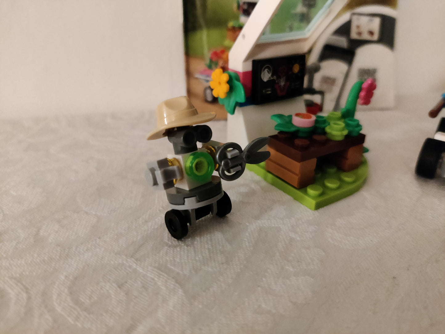 LEGO® Friends™ 41425: Olivias blomsterhage